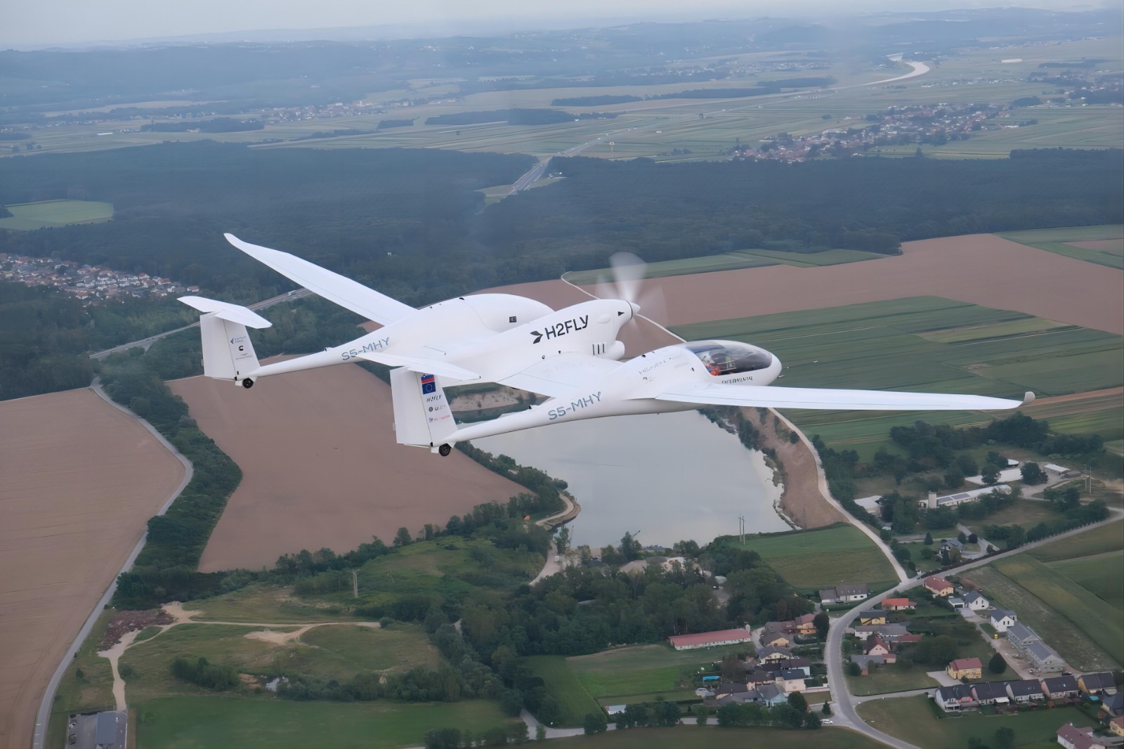20230907H2FLY开展世界首架有人驾驶液氢电动飞机验证飞行.jpg